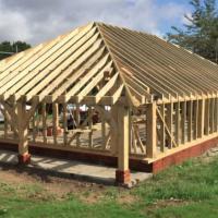 the-green-oak-building-company-timber-frame-erection-in-progress